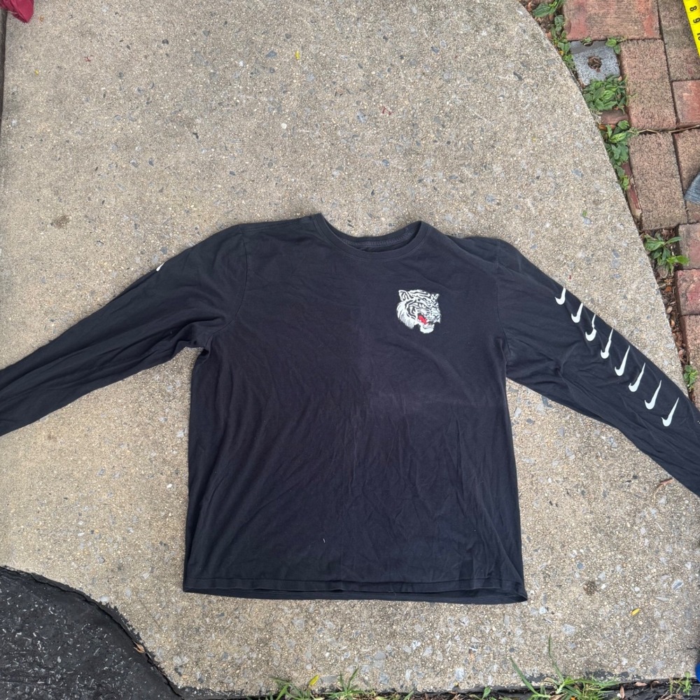 Nike Mens XXL Black Tiger Graphic Long Sleeve T-Shirt Athletic Cut Swoosh Sleeve